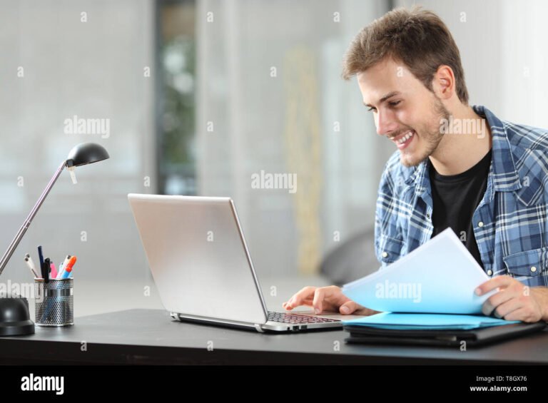 auto entrepreneur travaillant sur ordinateur portable