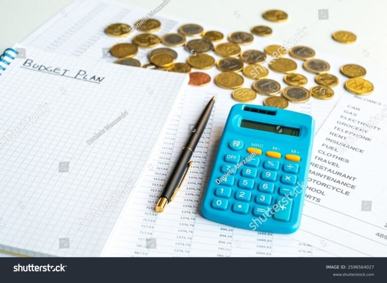 carnet de budget avec calculatrice et monnaie