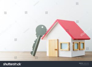 cle de location avec maison miniature sur table