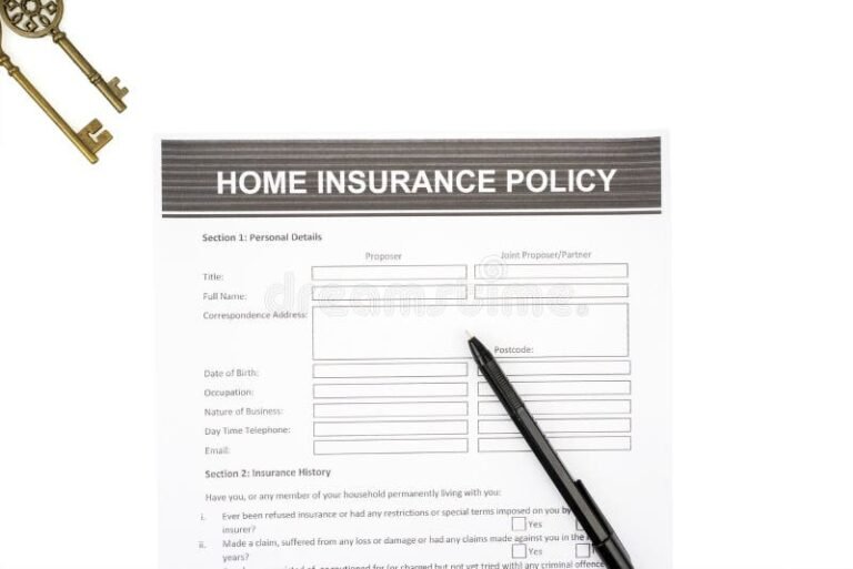 cle de maison avec contrat dassurance dessous