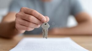 cle de maison posee sur contrat de location