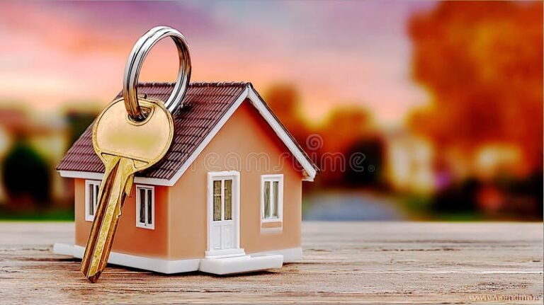 Pourquoi Créer Une SCI Pour Acheter Un Bien Immobilier Est-Il Avantageux 25 cle doree posee sur miniature de maison