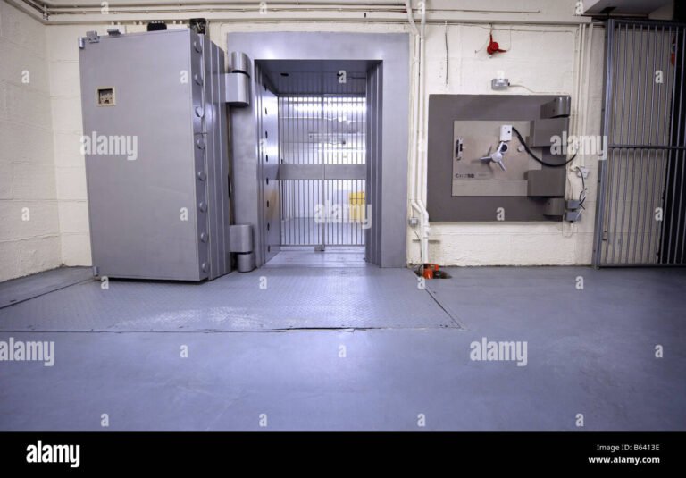 Comment Ne Plus Être Interdit Bancaire Rapidement et Efficacement 2 cle ouvrant une porte de banque moderne