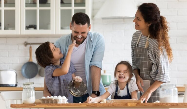 famille heureuse recevant cheque energie a domicile