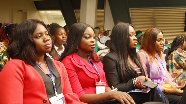 femmes diverses partageant des experiences communes