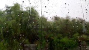 fenetre avec gouttes de pluie et infiltration visible