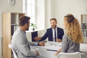 jeune couple discutant avec un conseiller immobilier