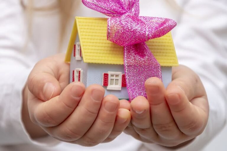 Comment le remboursement d’un prêt immobilier est-il pris en charge en cas de cancer 37 main tenant maison miniature avec ruban cancer