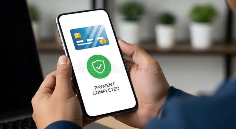 main tenant un smartphone avec transaction securisee