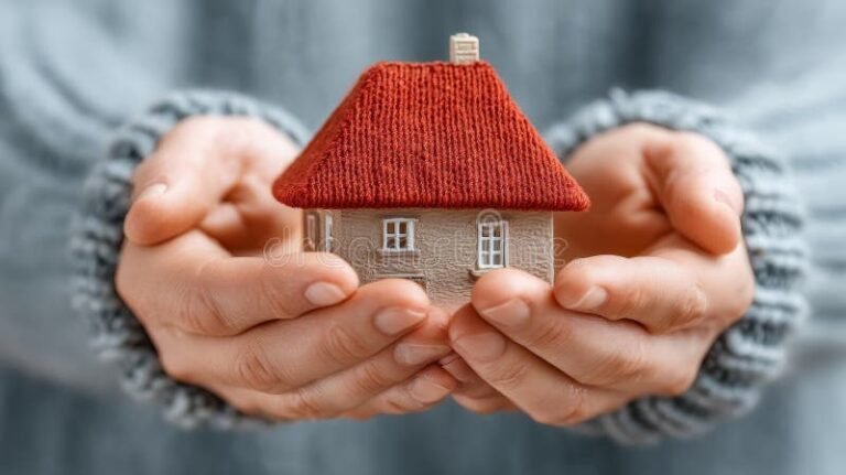 main tenant une maison miniature symbolisant securite