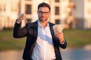 personne heureuse avec argent et contrat de pret