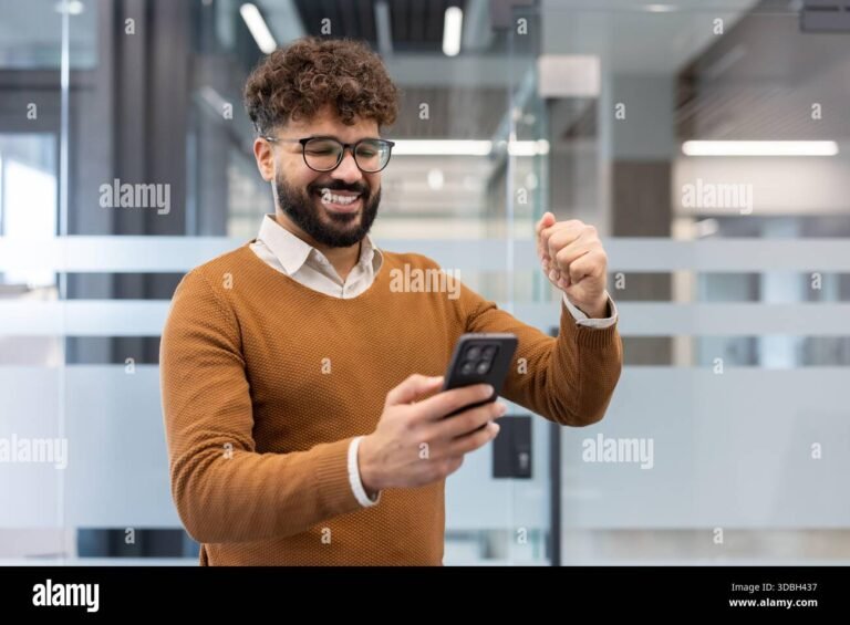 personne heureuse regardant son smartphone financier