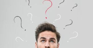 personne reflechissant avec contrat dassurance funeraire