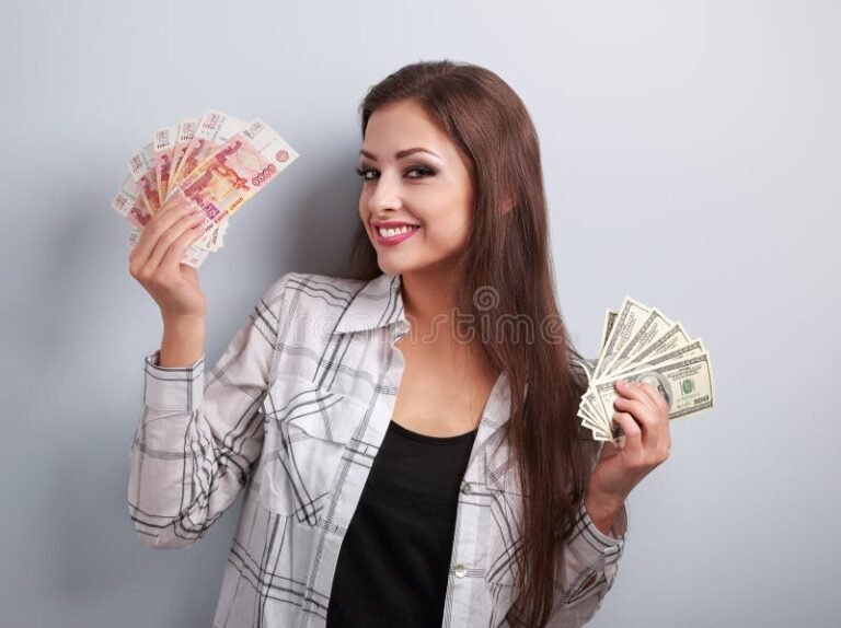 personne reflechissant avec plusieurs factures en main