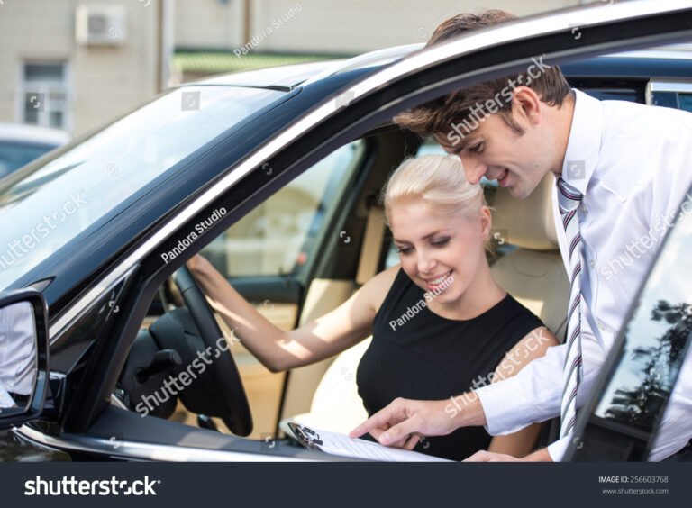 personne signant contrat devant voiture neuve