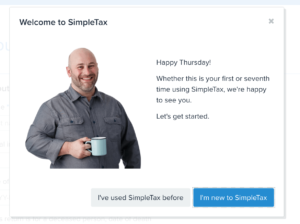 personne souriante remplissant formulaire dimpot simple