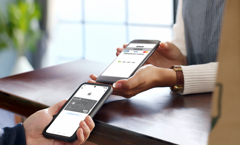 personne utilisant smartphone pour banque en ligne