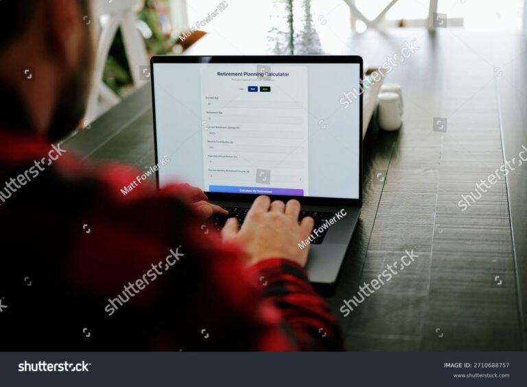 personne utilisant un simulateur retraite sur ordinateur