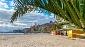 plage animee des sablettes ensoleillee