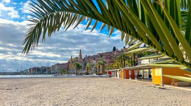 plage animee des sablettes ensoleillee