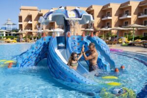 plage ensoleillee avec activites nautiques familiales