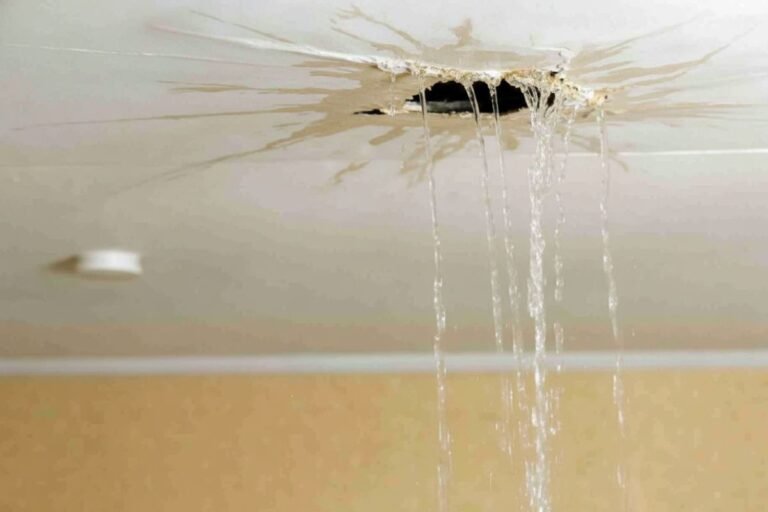 robinet qui goutte avec plafond humide visible