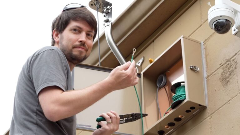 technicien installant antenne radio exterieure moderne