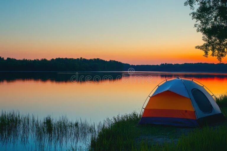 tentes colorees au bord dun lac calme