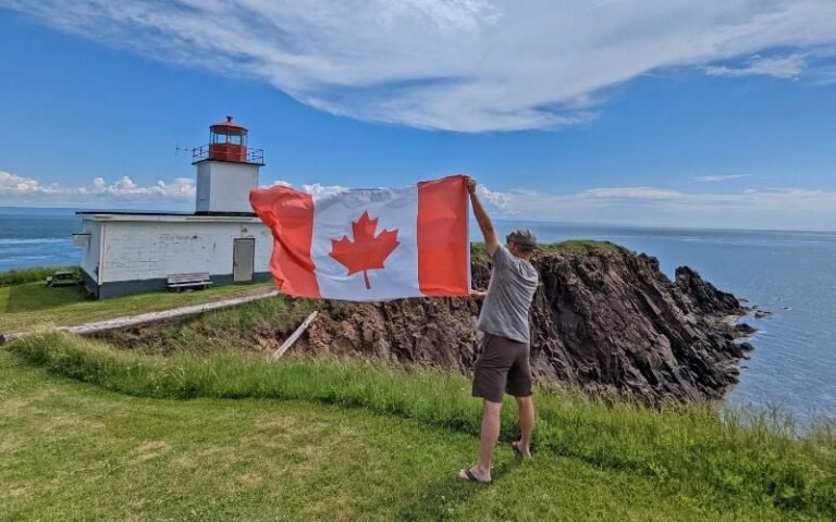 touriste regardant carte devant drapeau canada