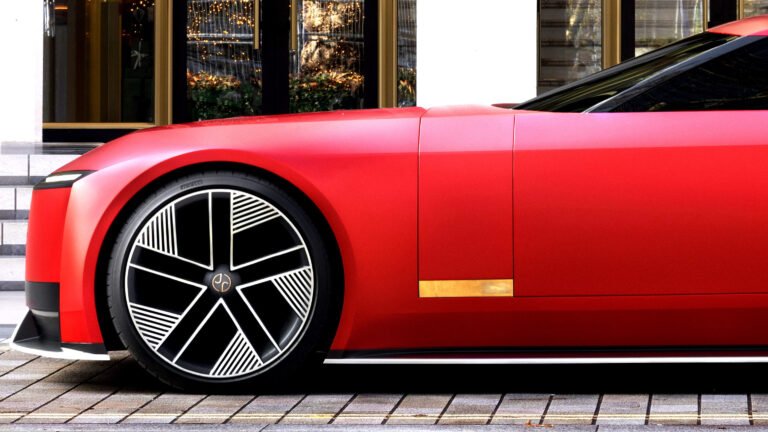 voiture rouge brillante devant panneau saint brieuc